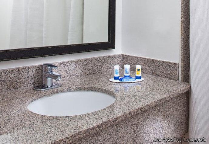 Hotel Fairfield & Hobby Airport 3*